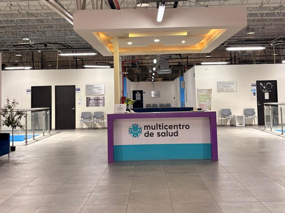 Recepción del Multicentro de Salud Apodaca, con consultorios al fondo